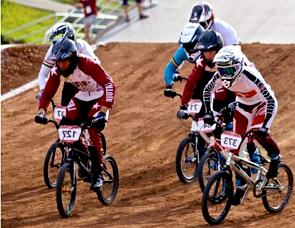 Corrida de ciclismo BMX numa posta de terra