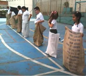 Alunos de uma escola disputando uma corrida de saco