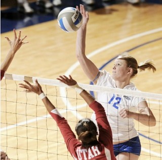 Jogadora de voleibol fazendo uma cortada numa partida