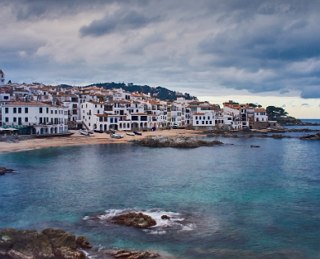 Foto da uma regi&atilde;o costeira do mar mediterr&acirc;neo, mostrando casas brancas e o mar.