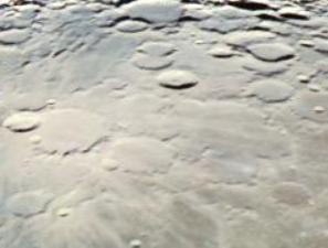 Foto da superfície lunar com a presença das crateras