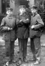Foto com três crianças que particilaram da Primeira Guerra Mundial