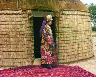Mulher do Turcomenist&atilde;o com roupa representando sua cultura