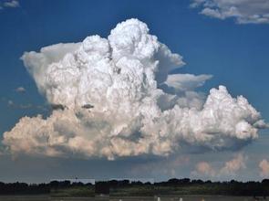 Foto de uma nuvem do tipo cumulonimbus