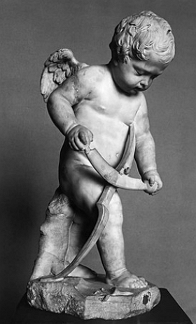 Est&aacute;tua do deus romano Cupido esculpindo seu arco