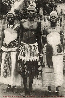 Foto antiga mostrando curandeiros do Reino do Daom&eacute;