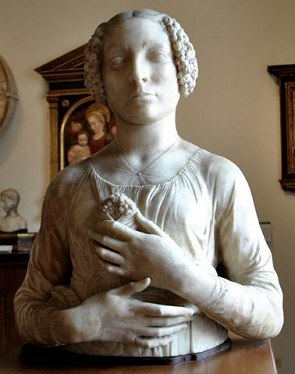 Escultura de mármore branco de uma mulher segurando um buque