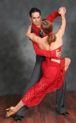 Fotos de um homen dançando com tango com uma mulher