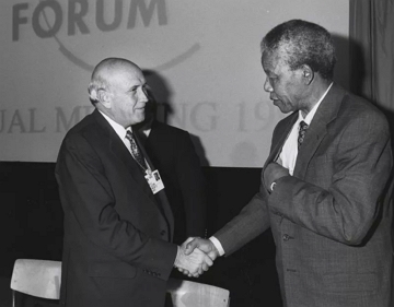 Foto de Frederik de Klerk e Nelson Mandela apertando as m&atilde;oes
