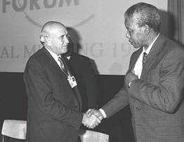 Foto de Frederik de Klerk e Nelson Mandela apertando as mãoes