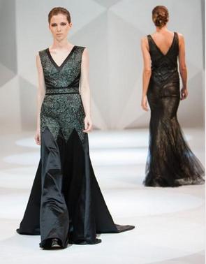 Desfile de Moda, mulher com vestido preto