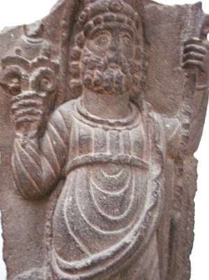 Relevo mostrando a imagem do deus Dushara da mitologia &aacute;rabe