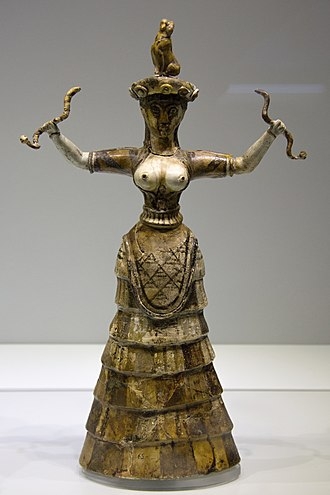 Escultura de uma mulher segurando uma serpente em cada m&atilde;o