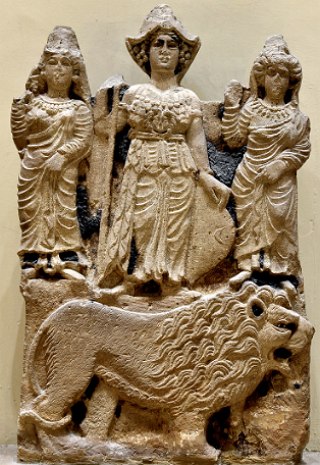 Est&aacute;tuas de 3 deusas da mitologia &aacute;rabe pr&eacute;-isl&acirc;mica