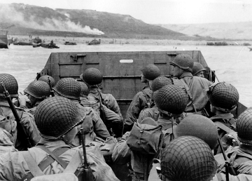 Foto de soldados americanos desembarcando na Normandia no Dia D