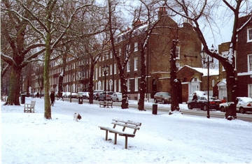 Paisagem com neve numa cidade inglesa