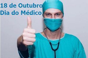 Foto de um m&eacute;dico fazendo o sinal de positivo com o dedo
