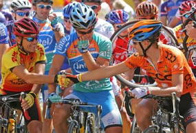 Foto de ciclistas se cumprimentando