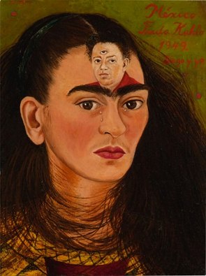 Pintura de uma mulher branco com cabelos negros e olhr sério. Na testa da mulher está desenhado a figura de um homem com um olho na testa.