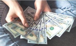 Notas de dólar nas mãos de uma pessoa