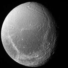 Imagem de Dione, um dos satélites do planeta Saturno
