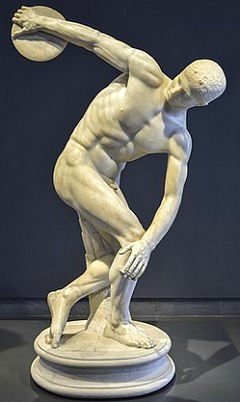 Foto da escultura Disc&oacute;bolo de M&iacute;ron, mostrando um atleta grego no momento do lan&ccedil;amento de um disco