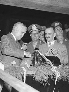 Foto do presidente Dutra ao lado de três militares e um político inaugurando a CSN