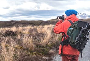 Foto de um turista fotografando a natureza