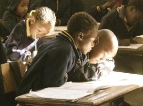 Sala de aula com alunos estudando