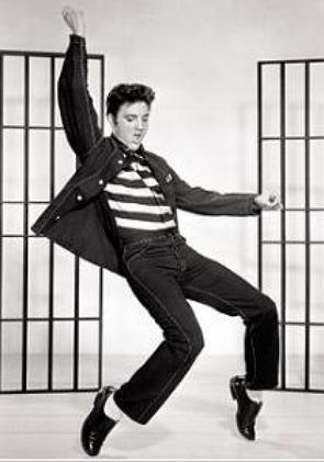 Elvis Presley jovem e dançando