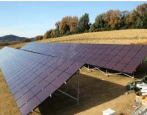 Placas de energia solar em uma empresa