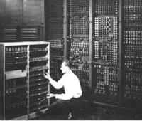 HOmem operando o primeiro computador, Eniac