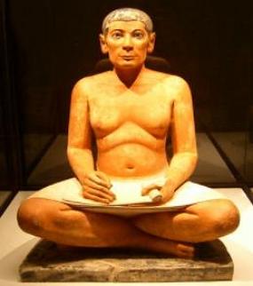 Imagem de uma escultura de um escriba egípcio