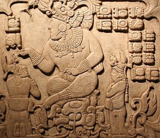 Relevo maia com presen&ccedil;a de um texto da escrita maia e figuras humanas