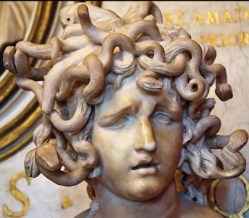 escultura da cabe&ccedil;a da Medusa