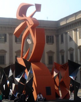 Escultura vermelha de Arte Moderna numa praça da Itália