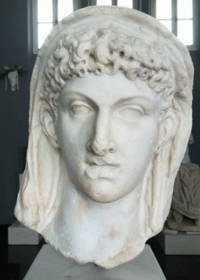 Imagem de uma escultura romana representando Cleópatra