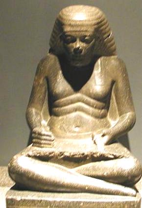 Escultura de um escriba eg&iacute;pcio escrevendo
