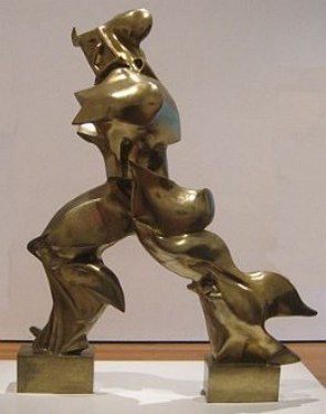 Foto de uma escultura met&aacute;lica de bronze representando uma pessoa em movimento