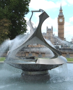 Escultura de Naum Gabo numa praça de Londres