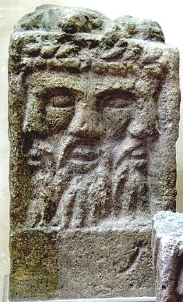 Escultura de um deus celta de pedra