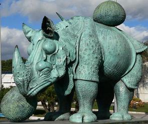 Rinoceronte vestido con puntillas, escultura de Dalí