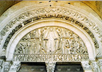 Foto de uma escultura rom&acirc;nica, no portal de uma igreja, retratando o Ju&iacute;zo Final.