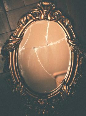 Foto de um espelho quebrado