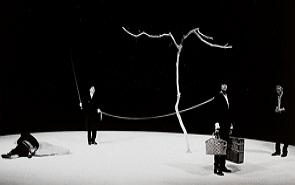Cena da pe&ccedil;a Esperando Godot de Samuel Beckett