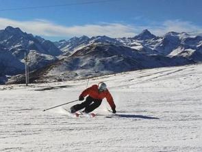 Esquiador descendo uma montanha com neve
