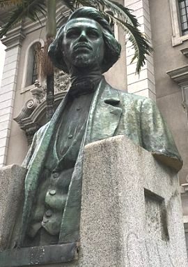 Est&aacute;tua em homenagem a Alvares de Azevedo