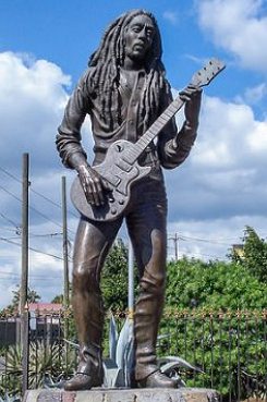 Estátua de Bob Marley com sua guitarra