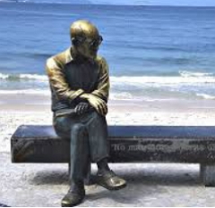 Estátua de Carlos Drummond de Andrade no calçadão de Copacabana (Rio de Janeiro)