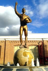 Estátua de Charles Muller segurando uma bola